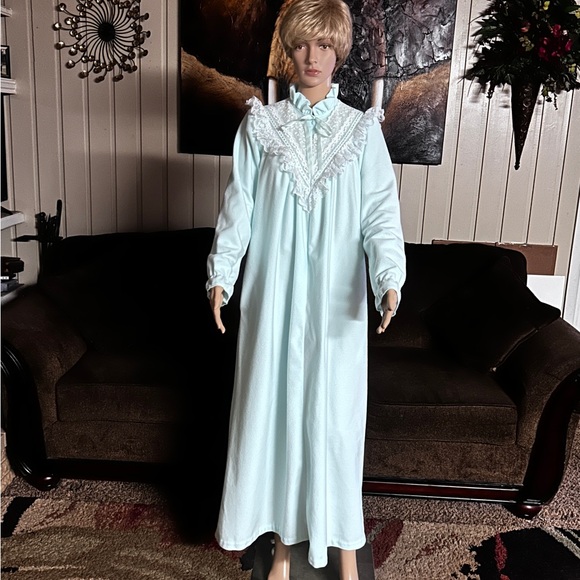 Gilligan & O'Malley ~ Vintage ~ Women’s Size 8 ~ Blue W/ White Floral Lace Robe